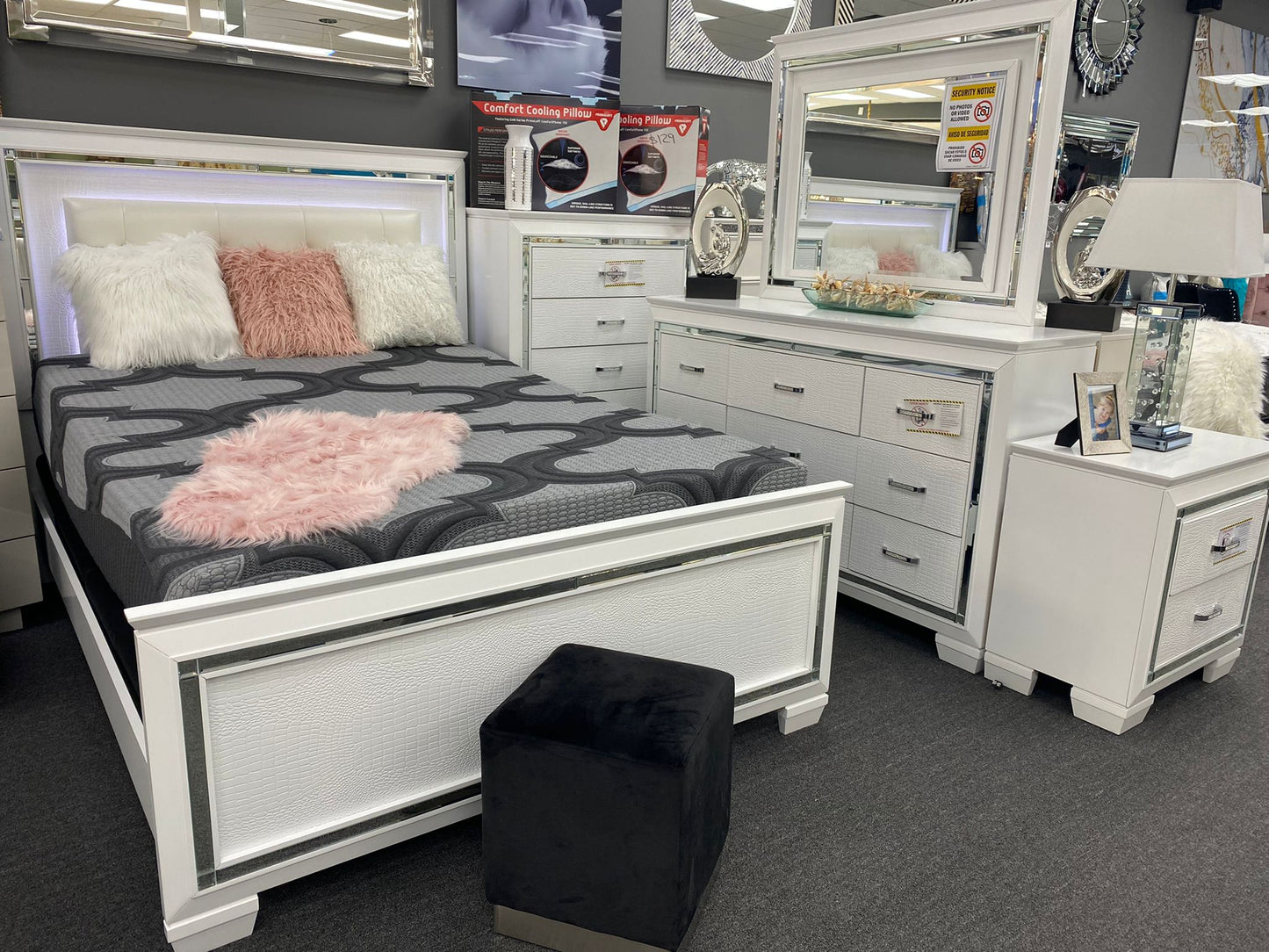 Atraer Queen White 5 Pc Bedroom Set